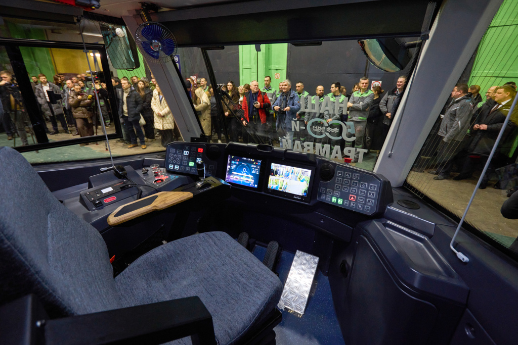 Кабина водителя в трамвае Т811.jpg