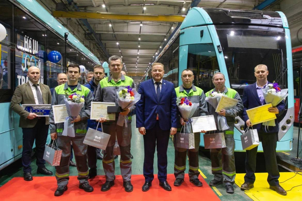 Генеральный директор "БКМ Холдинга" наградил сотрудников.jpg